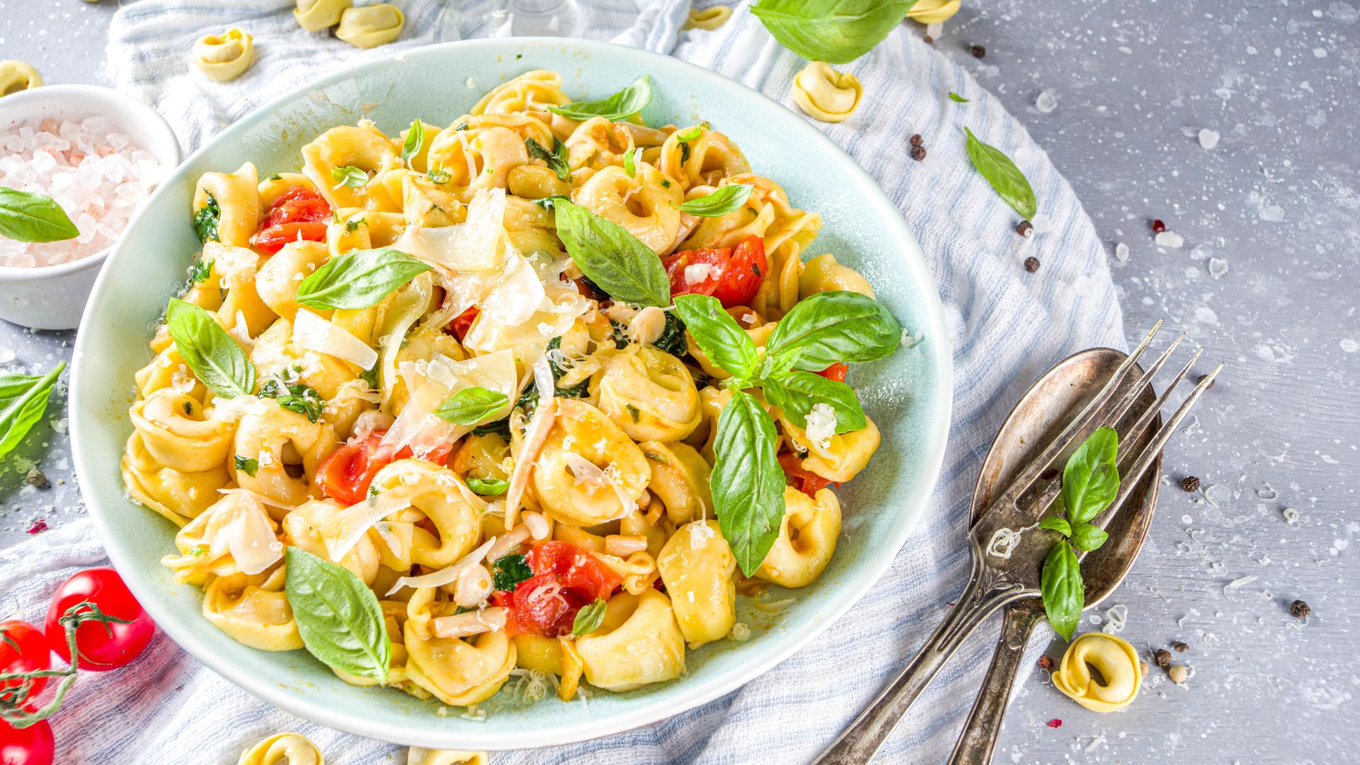 tortellini pasta salad with broccoli and scallions